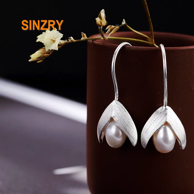 Sinzry NEW 100% 925 Sterling Silver Creative Satin finished natural pearl leaf drop Earrings Women silver fine jewelry
Sinzry NEW 100% 925 Sterling Silver Creative Satin finished natural pearl leaf drop Earrings Women silver fine jewelry