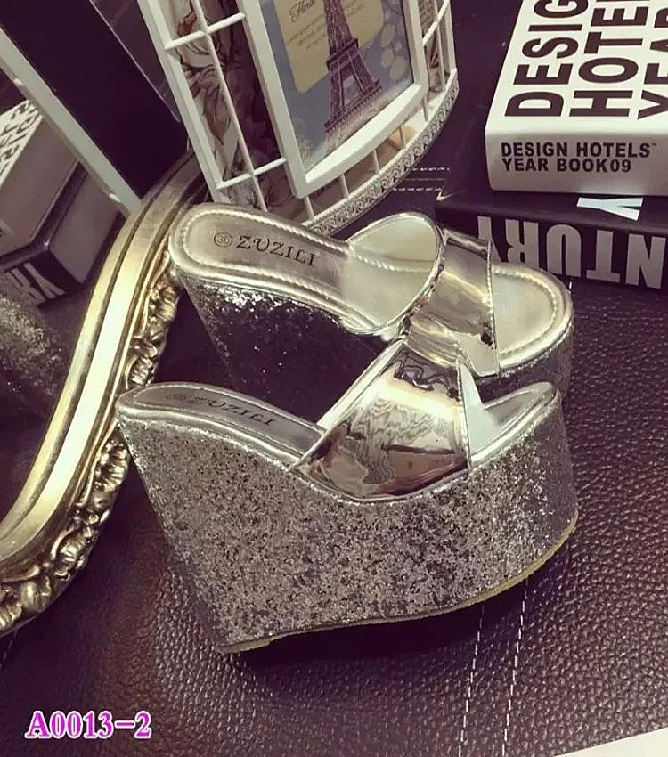 Summer women's slippers 2018 European and American fashion gold silver high-heeled shoes thick-soled slippers
Summer women's slippers 2018 European and American fashion gold silver high-heeled shoes thick-soled slippers