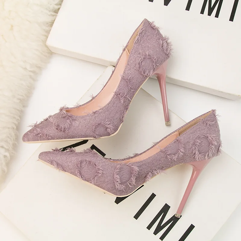 2019 spring new women's shoes fashion retro simple pointed stiletto high-heeled shallow mouth sexy high-heeled single shoes.
2019 spring new women's shoes fashion retro simple pointed stiletto high-heeled shallow mouth sexy high-heeled single shoes.