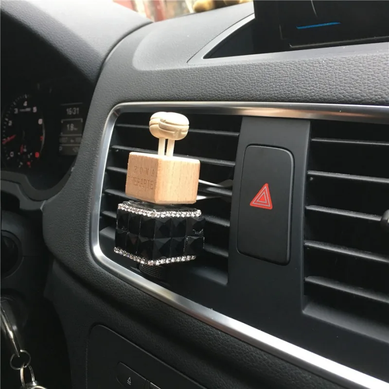 New Car Air Outlet Perfume Clip/Pendant Diamond Bottle Shape Jewelry Perfume Bottle Color Glass Car Decoration
New Car Air Outlet Perfume Clip/Pendant Diamond Bottle Shape Jewelry Perfume Bottle Color Glass Car Decoration