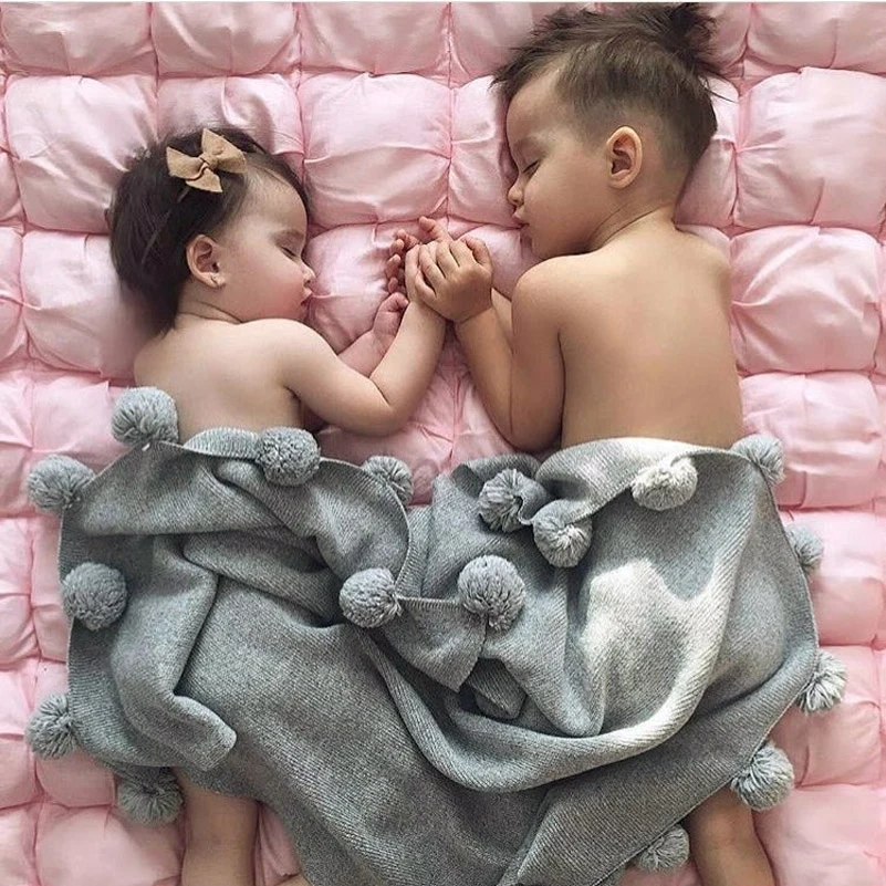 Baby Blankets Fleece Blanket on the Bed Beach Gray Pom Pom Sofa Blanket Baby Children Cute Wool Blanket Infant Newborn 73*105
Baby Blankets Fleece Blanket on the Bed Beach Gray Pom Pom Sofa Blanket Baby Children Cute Wool Blanket Infant Newborn 73*105