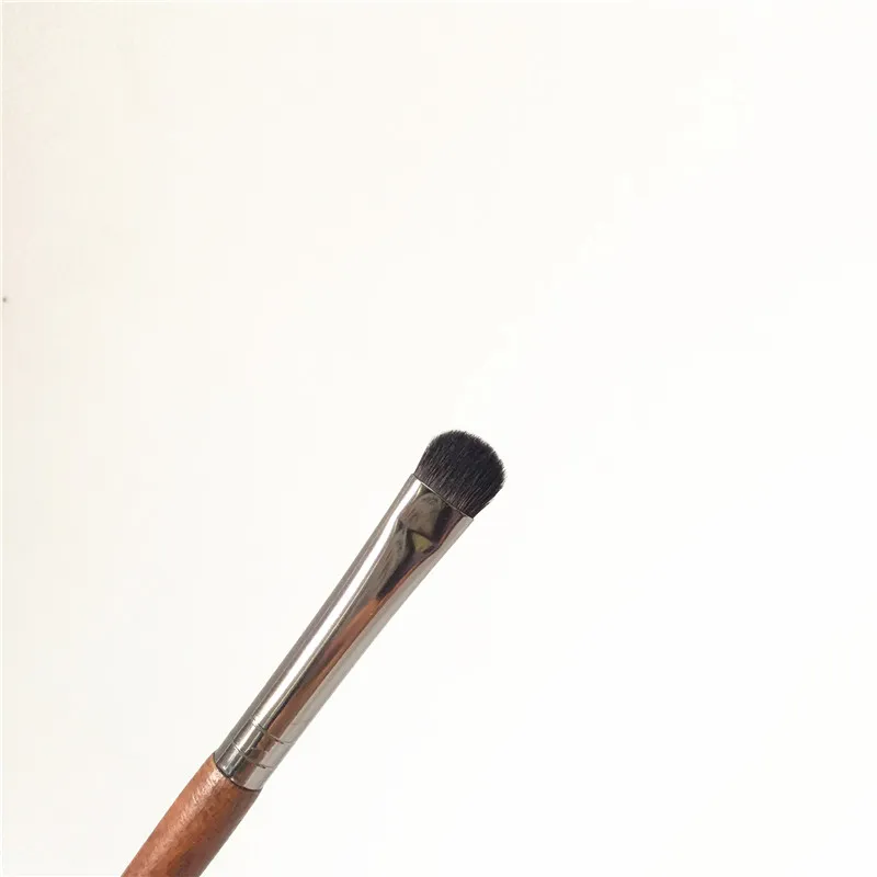 MAKEUP FOREVER ROUND SHADER BRUSH - SMALL - 210 _ 3