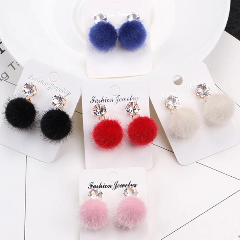 2PCS/1Pair Hot Women Earrings Plush Hairball Asymmetry Hit Color Korean Version Hoop Earrings Gift
2PCS/1Pair Hot Women Earrings Plush Hairball Asymmetry Hit Color Korean Version Hoop Earrings Gift
