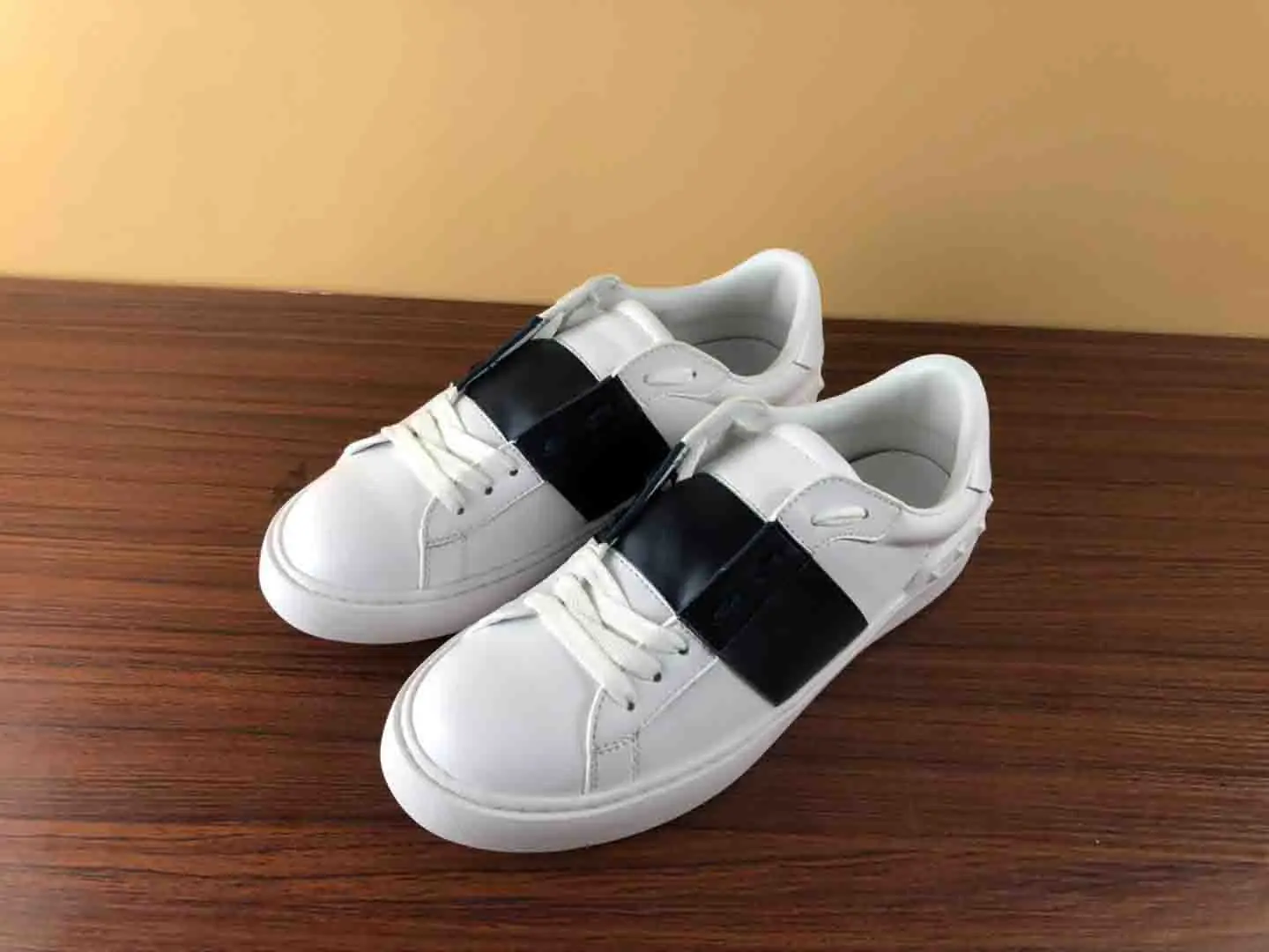 Samelife New Men Women designer shoes real leather top quality open sneakers with box black stripe casual Skateboarding shoes
Samelife New Men Women designer shoes real leather top quality open sneakers with box black stripe casual Skateboarding shoes