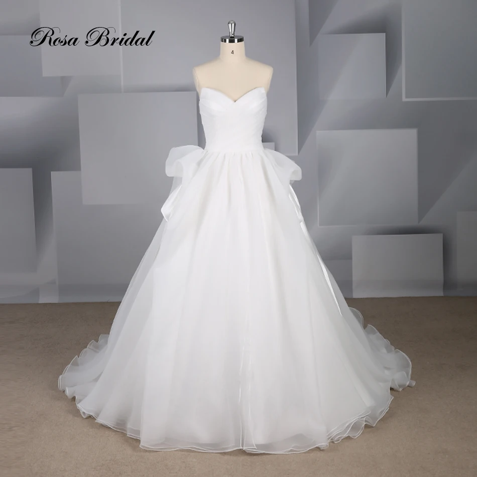 Rosabridal A-line wedding dress Simple sweetheart collar strapless tube top pleated seersucker bridal gown with court train
Rosabridal A-line wedding dress Simple sweetheart collar strapless tube top pleated seersucker bridal gown with court train