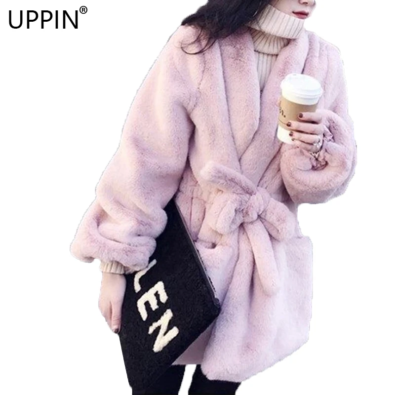 UPPIN 2018 Korean Style Pink Rabbit Long Fur Coat with Belt Elegant V-Neck New Imitation Velvet Autumn Winter Warm Women Jacket
UPPIN 2018 Korean Style Pink Rabbit Long Fur Coat with Belt Elegant V-Neck New Imitation Velvet Autumn Winter Warm Women Jacket