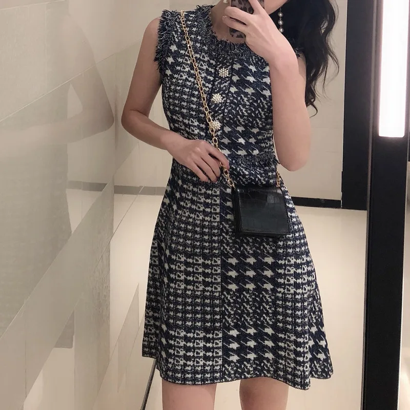 SHTONGHUA Runway 2019 New Summer Women Knitted Dress Sleeveless Mini Fashion Slim Jacquard Houndstooth Chic O Neck Plaid Dress
SHTONGHUA Runway 2019 New Summer Women Knitted Dress Sleeveless Mini Fashion Slim Jacquard Houndstooth Chic O Neck Plaid Dress