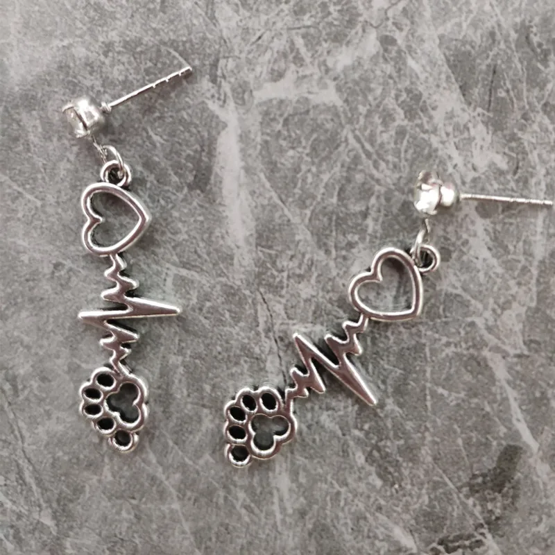 2019 Men Women Chic Silver Gold Metal Earrings Harajuku streetwear Punk Metal Heart Dog Paw Crystal Stud Stud Dropshipping
2019 Men Women Chic Silver Gold Metal Earrings Harajuku streetwear Punk Metal Heart Dog Paw Crystal Stud Stud Dropshipping