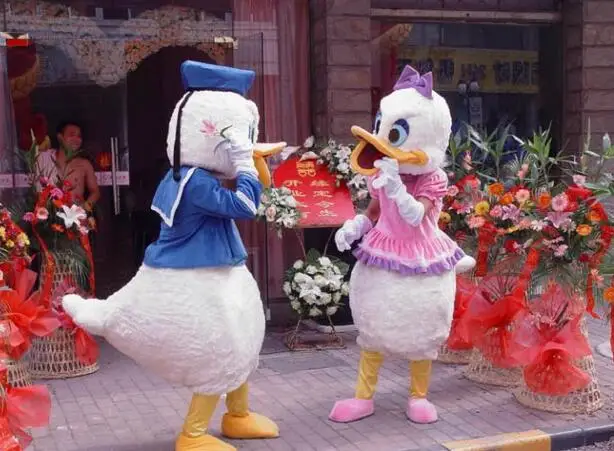 Can be washed with water High quality EVA Material Donald Duck Mascot Costumes walking cartoon Apparel 029
Can be washed with water High quality EVA Material Donald Duck Mascot Costumes walking cartoon Apparel 029