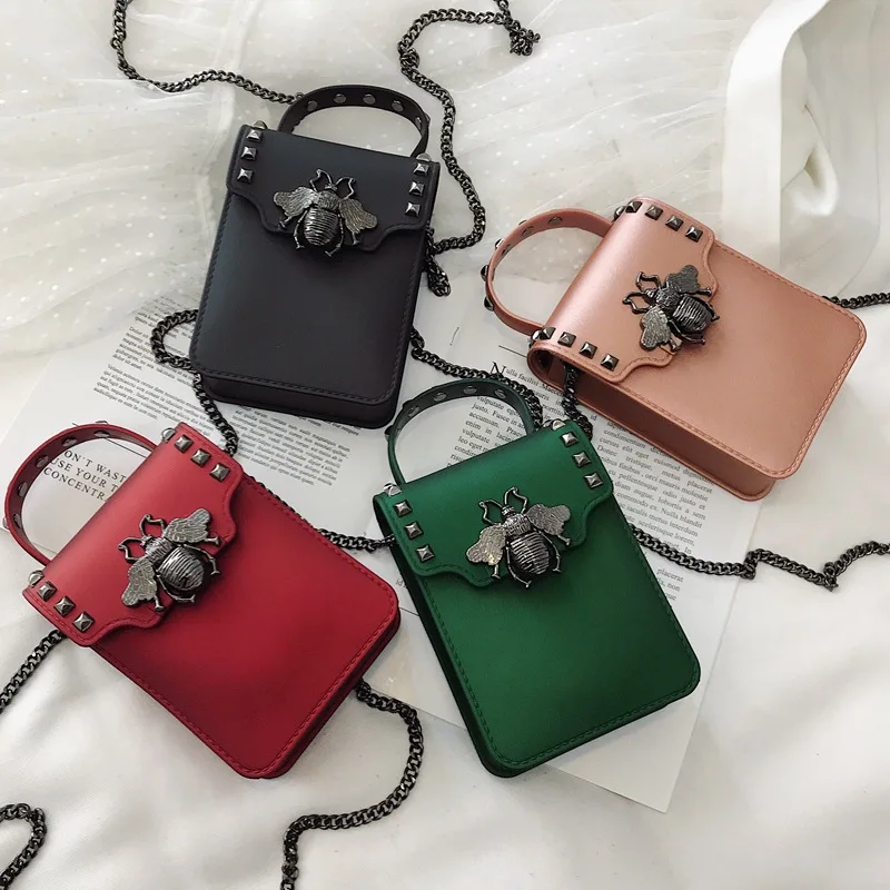 One-shoulder Chain Pig-nose Honeybee Lock catch Rivet female fashion versatile Casual occasion Small square bag
One-shoulder Chain Pig-nose Honeybee Lock catch Rivet female fashion versatile Casual occasion Small square bag