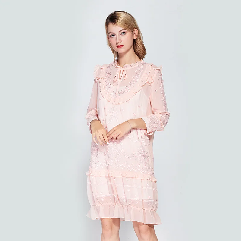 Luxury Dress 2019 Summer Fashion Pink White Black Silk Dress Women Exquisite Embroidery 3/4 Sleeve Knee Length Dress Sweet Party
Luxury Dress 2019 Summer Fashion Pink White Black Silk Dress Women Exquisite Embroidery 3/4 Sleeve Knee Length Dress Sweet Party