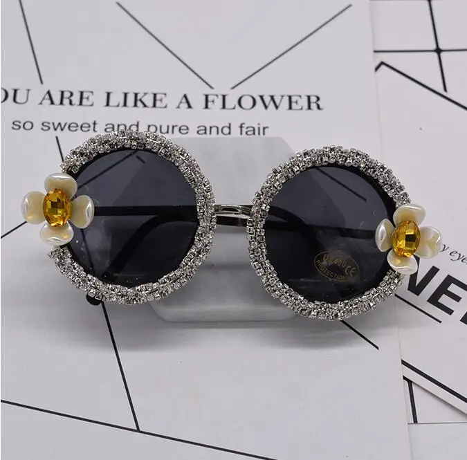 2017 NEW Fashion Original Design Women Sunglasses Vintage Exaggerate Sunglasses For Female Luxury Crystal flower Eyeware
2017 NEW Fashion Original Design Women Sunglasses Vintage Exaggerate Sunglasses For Female Luxury Crystal flower Eyeware