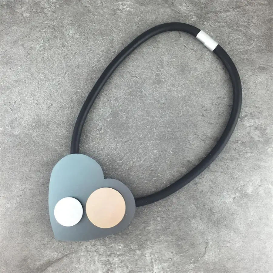 Lagenlook Style Black Multi Rubber Cords Curvy Grey Silver Big Heart Pendant Necklace Punk Style Dropshipping
Lagenlook Style Black Multi Rubber Cords Curvy Grey Silver Big Heart Pendant Necklace Punk Style Dropshipping