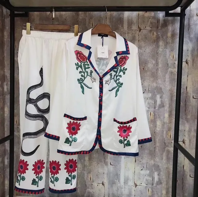 2019 New Spring Autumn Women's Satin Silk Pajamas Sunflower Plant Print Long-sleeved Two-piece Trousers Set Sleepwear Home Suit
2019 New Spring Autumn Women's Satin Silk Pajamas Sunflower Plant Print Long-sleeved Two-piece Trousers Set Sleepwear Home Suit