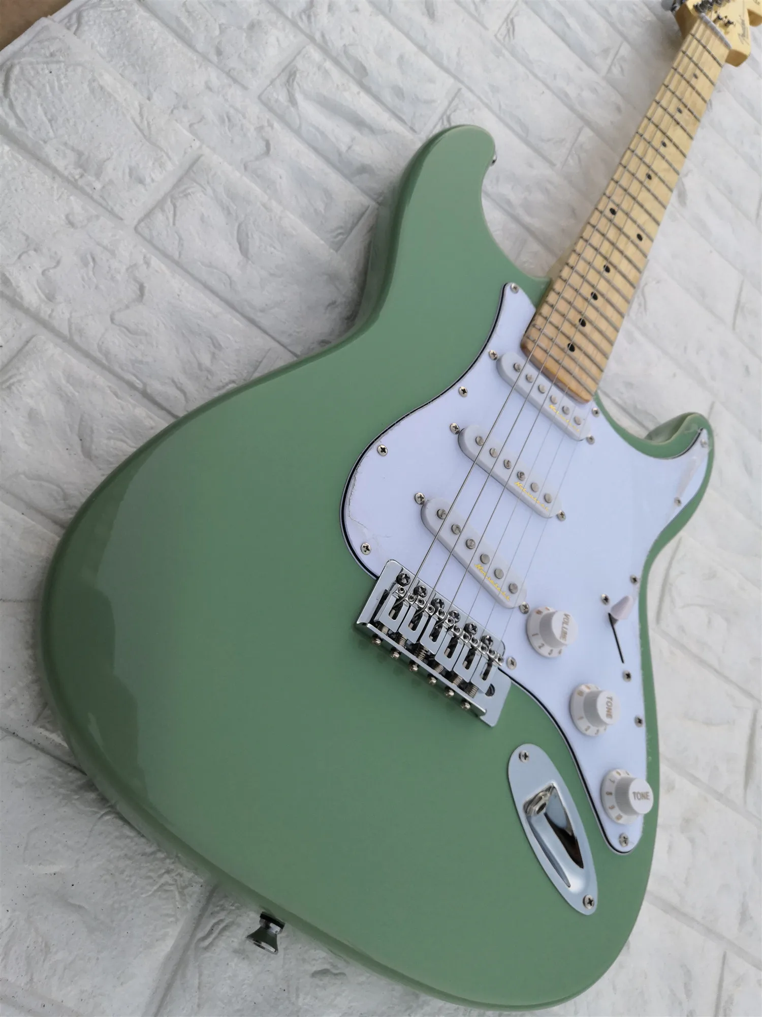 High Quality Light Green str Guitar with White Pickguard,SSS Pickups,Chrome Hardwares,customized!S-4
High Quality Light Green str Guitar with White Pickguard,SSS Pickups,Chrome Hardwares,customized!S-4