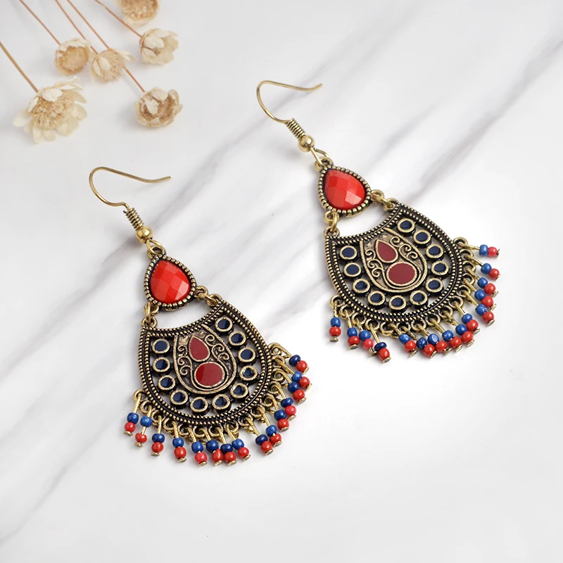Retro Red Stone Colored Hanging Beads Fringed Hollow Drop Pendant Earrings Bohemian Beach Party Fashion Jewelry
Retro Red Stone Colored Hanging Beads Fringed Hollow Drop Pendant Earrings Bohemian Beach Party Fashion Jewelry