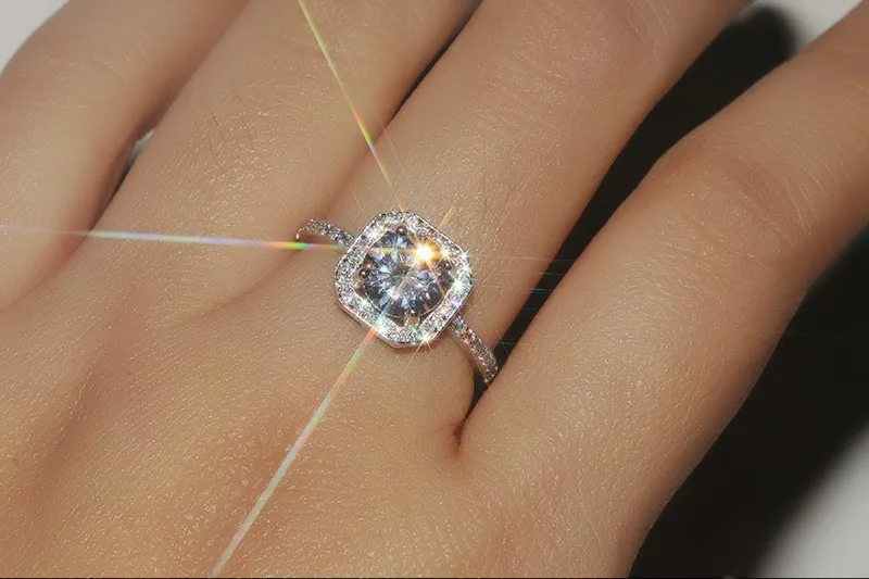 European 925 Sterling silver Needle Hollow Carved RING RING Female Crystal from Swarovski Simple Temperament Wild Anti-allergic
European 925 Sterling silver Needle Hollow Carved RING RING Female Crystal from Swarovski Simple Temperament Wild Anti-allergic
