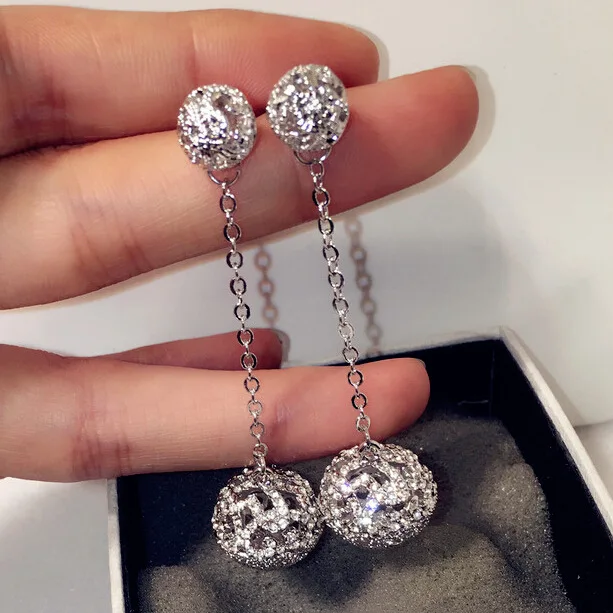 Trend Long Double ball Drop earring Brand Design Silver Crystal Pave Hollow out d'oreilles boule creuse
Trend Long Double ball Drop earring Brand Design Silver Crystal Pave Hollow out d'oreilles boule creuse