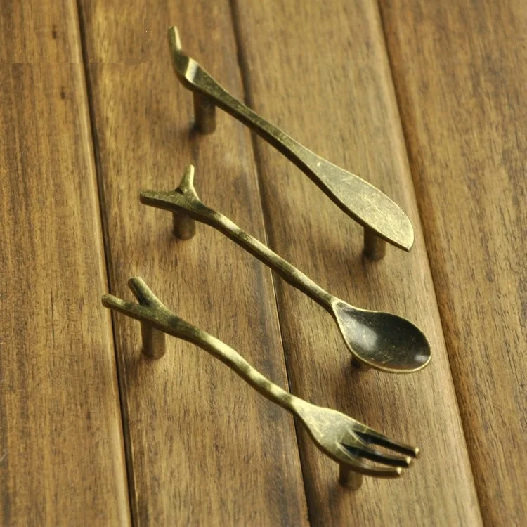 12pcs/lot Tableware handle Spoon Knife Fork Cartoon Cabinet Handle Green bronze antique chain super personality furniture handle
12pcs/lot Tableware handle Spoon Knife Fork Cartoon Cabinet Handle Green bronze antique chain super personality furniture handle