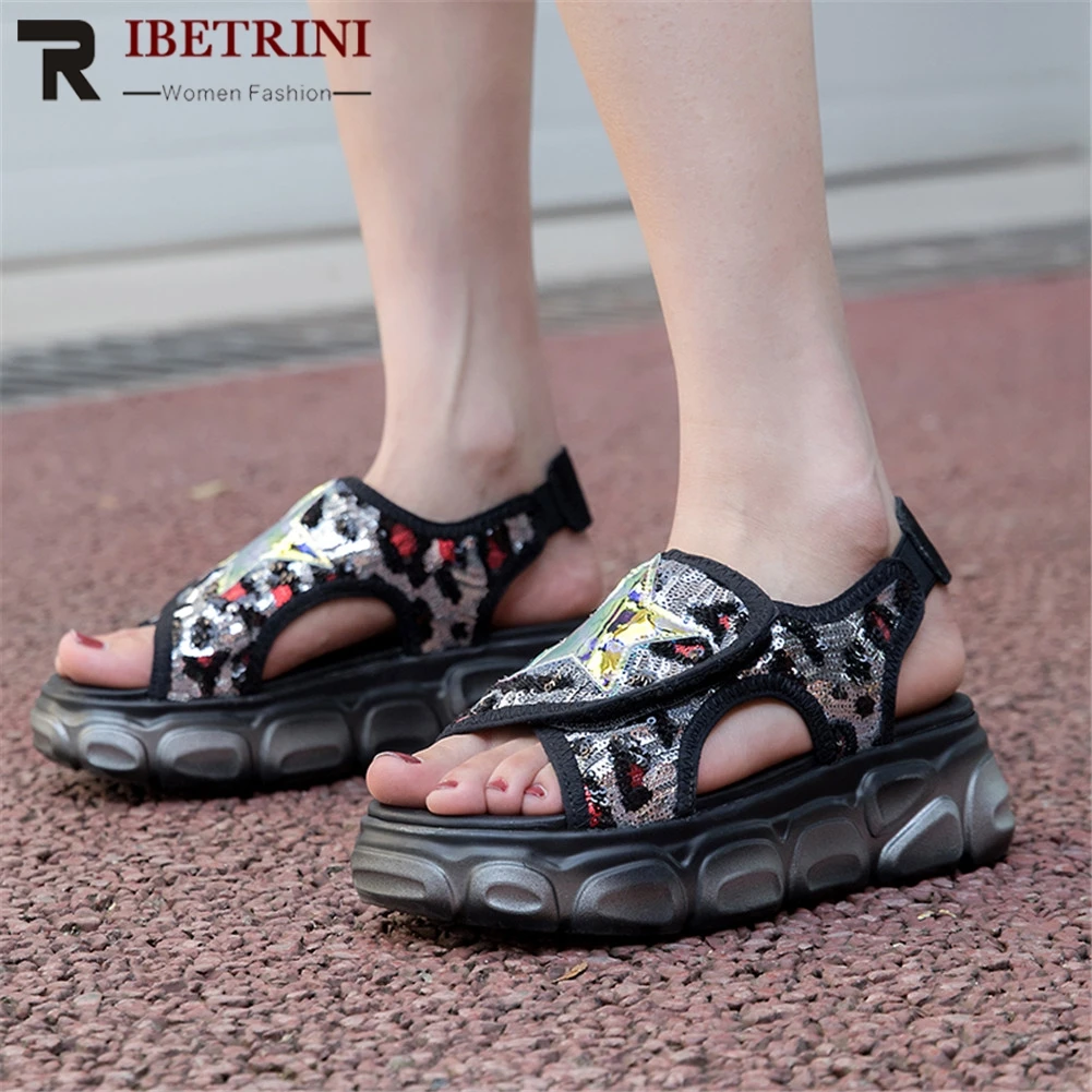 RIBETRINI New Fashion Big Size 35-42 Ladies Med Heels Bling Flat Platforn Shoes Woman Casual Comfortable Summer Sandals 2019
RIBETRINI New Fashion Big Size 35-42 Ladies Med Heels Bling Flat Platforn Shoes Woman Casual Comfortable Summer Sandals 2019