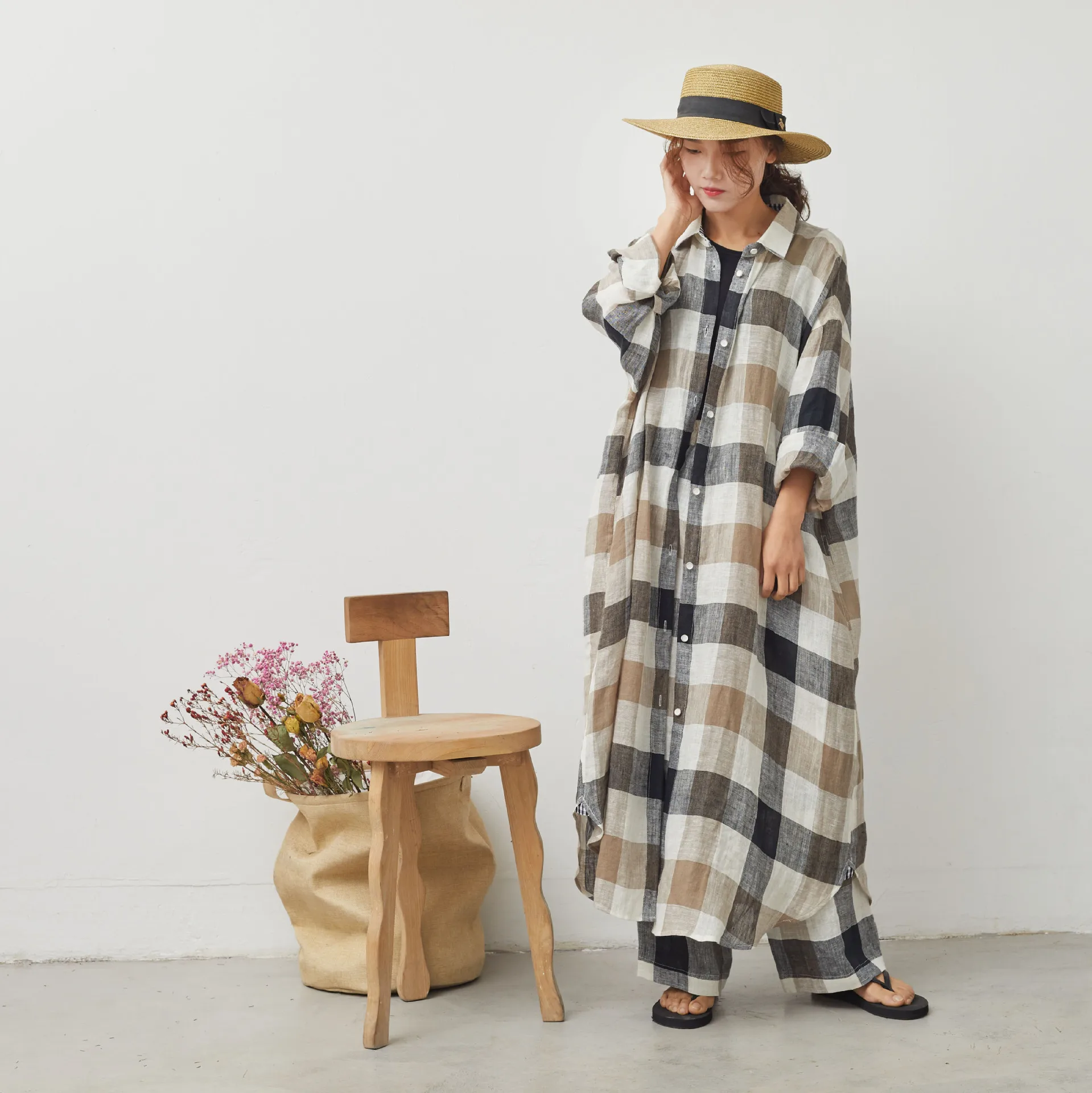 2019 Spring and summer Heavy pound Coarse feeling Flax Big black and white plaid Lapel Button Long shirt Dress women N280
2019 Spring and summer Heavy pound Coarse feeling Flax Big black and white plaid Lapel Button Long shirt Dress women N280