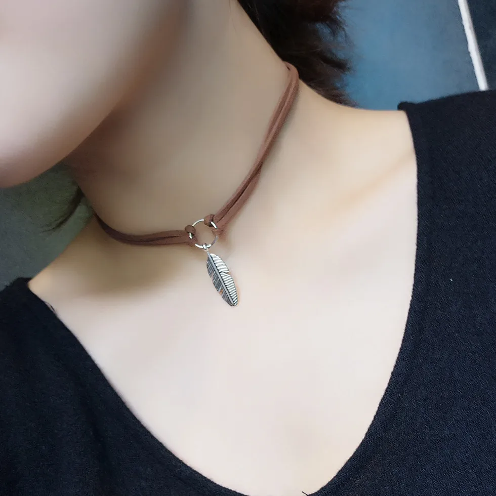 1PC Women's Short Black White Brown Velvet With Metal Feather Charm Punk Pendant Choker Necklace Gothic Handmade Retro Jewelry
1PC Women's Short Black White Brown Velvet With Metal Feather Charm Punk Pendant Choker Necklace Gothic Handmade Retro Jewelry