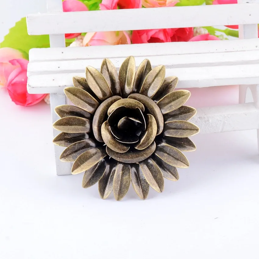 10PCs Antique Bronze Filigree Flower Embellishments Connectors Metal Crafts Gift Decoration DIY 5.8x5.8cm
10PCs Antique Bronze Filigree Flower Embellishments Connectors Metal Crafts Gift Decoration DIY 5.8x5.8cm