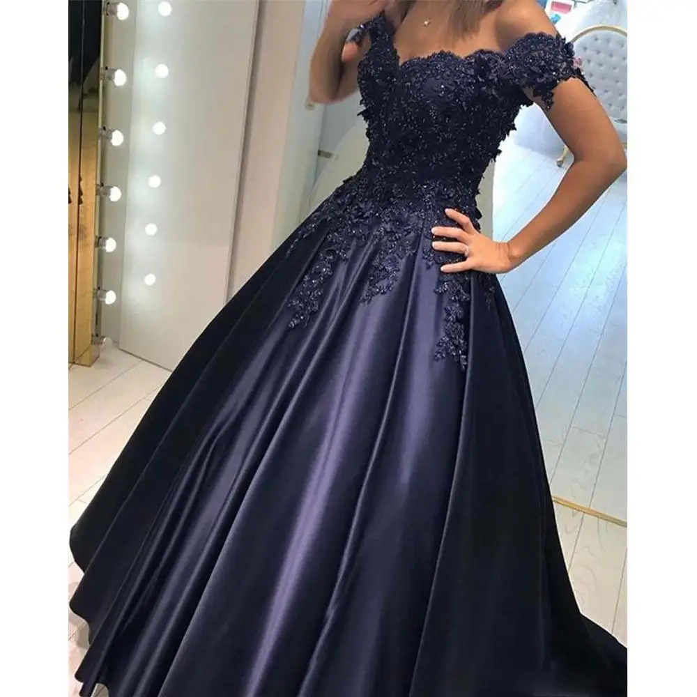 Vintage Satin Long Prom Gowns Off the Shoulder Formal Dress Lace Appliques Beaded Navy Blue Burgundy Evening Party Gowns Custom
Vintage Satin Long Prom Gowns Off the Shoulder Formal Dress Lace Appliques Beaded Navy Blue Burgundy Evening Party Gowns Custom