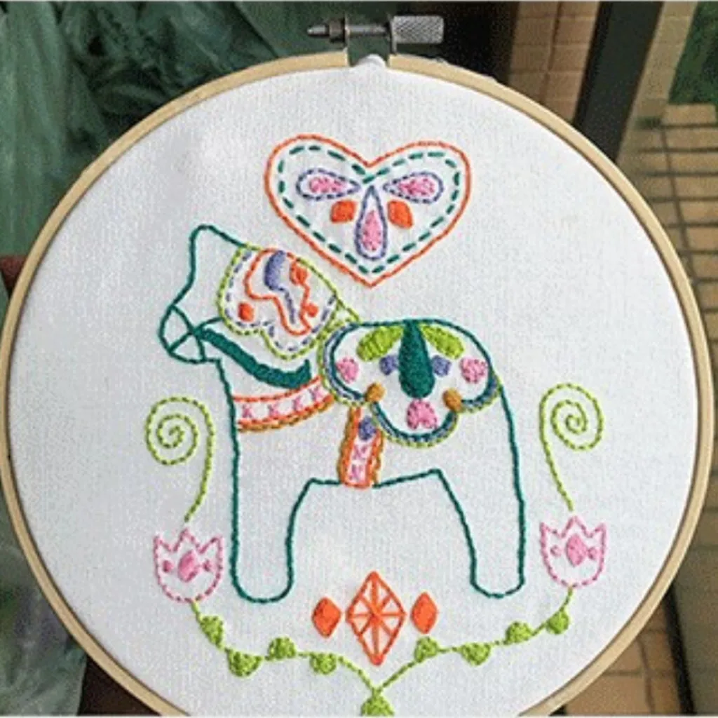 Embroidery Kit, Cartoon Hand Embroidery Cross Stitch Starter Needlepoint Crafts Kit with Cloth,Threads and Tools for Home Decor