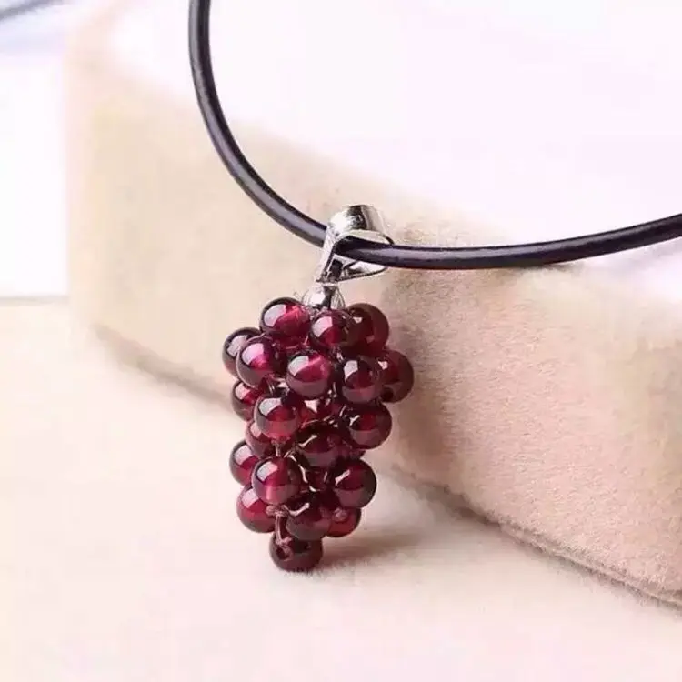 Hand weave natural garnet grape pendant Small Fresh Ms. Necklace
Hand weave natural garnet grape pendant Small Fresh Ms. Necklace
