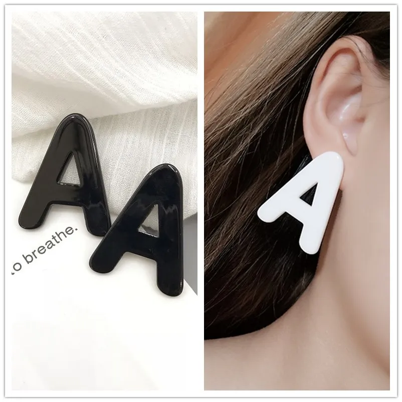 EK117 Korean Style Simple White Black Acrylic Stud Earrings Punk Alphabet Letters A Earring for Women Fashion Party Jewelry Gift
EK117 Korean Style Simple White Black Acrylic Stud Earrings Punk Alphabet Letters A Earring for Women Fashion Party Jewelry Gift