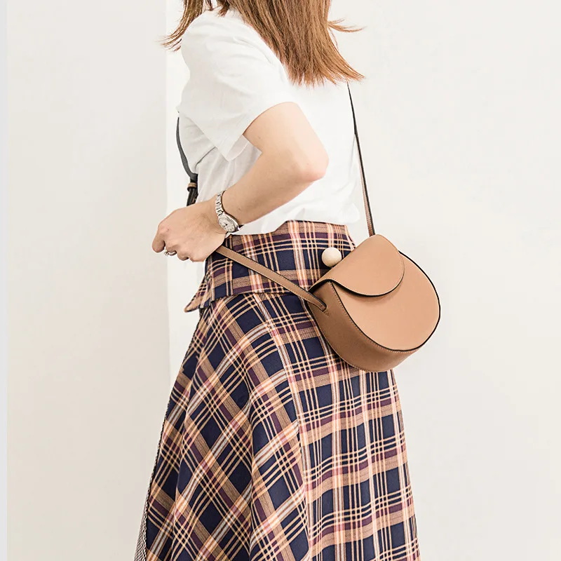 Fashion Saddle Split Leather Messenger Bag Leather Strap Women Shoulder Bag Round Shape Solid Color Crossbody Bags For Women
Fashion Saddle Split Leather Messenger Bag Leather Strap Women Shoulder Bag Round Shape Solid Color Crossbody Bags For Women