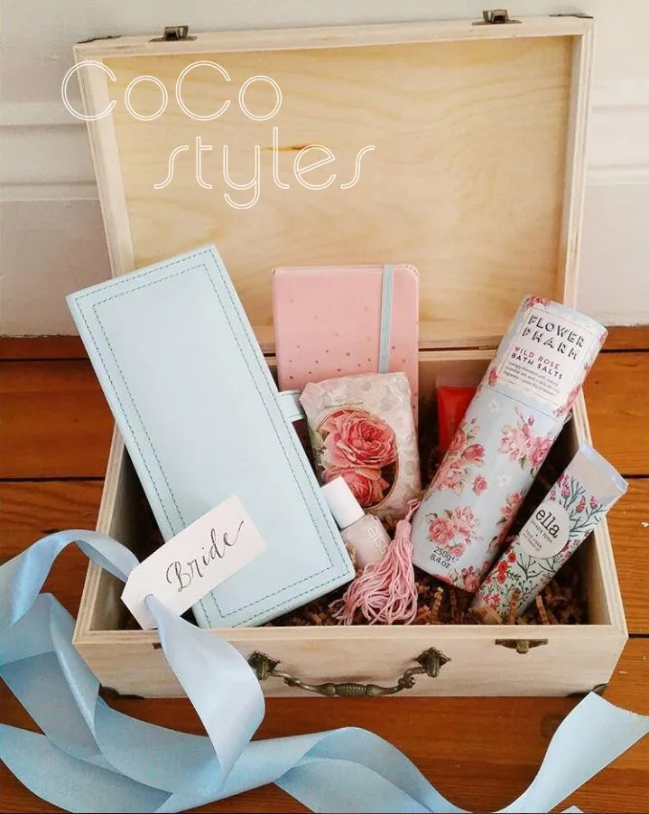 Cocostyles custom exquisite wooden case with handle for garden wedding gift box and storage box
Cocostyles custom exquisite wooden case with handle for garden wedding gift box and storage box