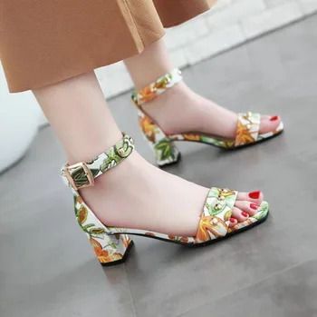 Hot Summer New Fashion Floral Sandals Thick Mid-heel Buckle Women's Shoes Shows Nice Elegant Comfortable Women's Shoes Sandals
Hot Summer New Fashion Floral Sandals Thick Mid-heel Buckle Women's Shoes Shows Nice Elegant Comfortable Women's Shoes Sandals
