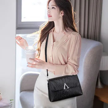 2019 Women Fashion Casual Shoulder Messenger Bag Fashion Joker Magnetic Buckle Small Square Bag Bolsa Feminina Pequena 50
2019 Women Fashion Casual Shoulder Messenger Bag Fashion Joker Magnetic Buckle Small Square Bag Bolsa Feminina Pequena 50