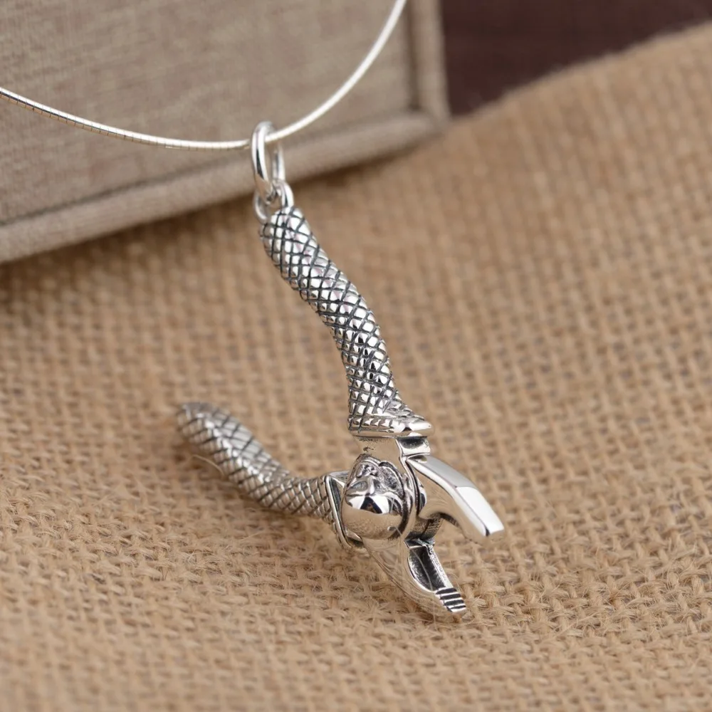 S925 Sterling Silver Pliers Men's Styling Pendant Fashion Retro Gimmick Pendant D352
S925 Sterling Silver Pliers Men's Styling Pendant Fashion Retro Gimmick Pendant D352