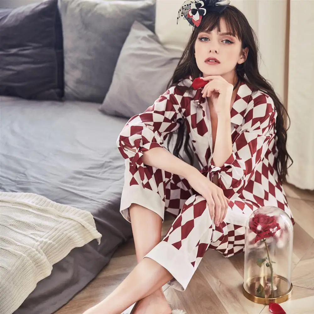 Spring Summer Ladies Satin Silk Print Lattice Sexy Home Service Suit Long-sleeved Shirt And Pants Pajamas Set For Women
Spring Summer Ladies Satin Silk Print Lattice Sexy Home Service Suit Long-sleeved Shirt And Pants Pajamas Set For Women