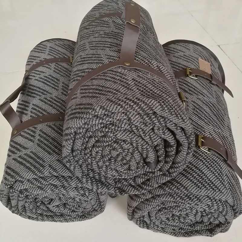 Household dirt-resistant lightweight wool composite waterproof cloth travel camping blanket beach mat handle portable picnic
Household dirt-resistant lightweight wool composite waterproof cloth travel camping blanket beach mat handle portable picnic
