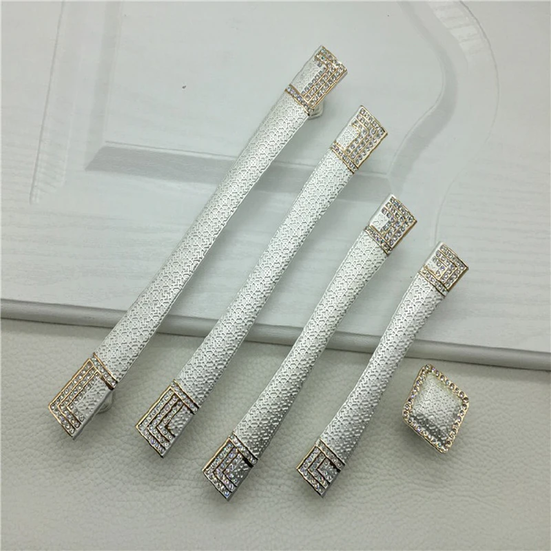 Free shipping Silver dresser pulls Black drawer cabinet knobs Fashion deluxe Modern glass diamond furniture hardware handle 96mm
Free shipping Silver dresser pulls Black drawer cabinet knobs Fashion deluxe Modern glass diamond furniture hardware handle 96mm