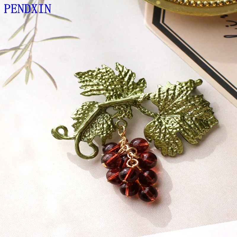 Sweet wine grape plant is the green leaves pomegranate bead grape string vintage brooch brooch pin girl.
Sweet wine grape plant is the green leaves pomegranate bead grape string vintage brooch brooch pin girl.