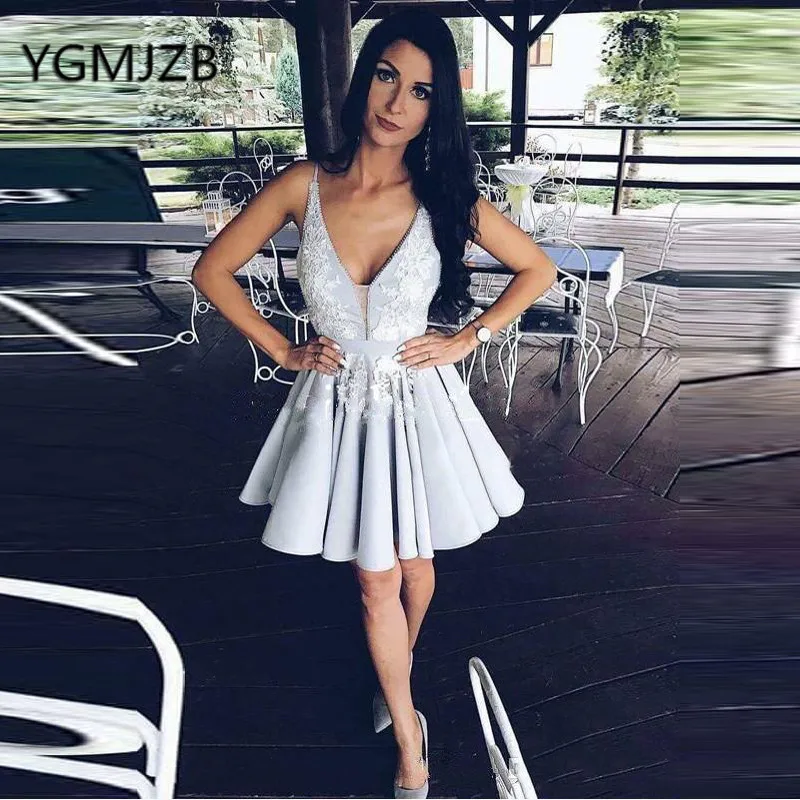 Short Homecoming Dresses 2019 A-Line V-Neck Pearls Appliques Lace Satin Girls Homecoming Gown Prom Dress Graduation Dress
Short Homecoming Dresses 2019 A-Line V-Neck Pearls Appliques Lace Satin Girls Homecoming Gown Prom Dress Graduation Dress