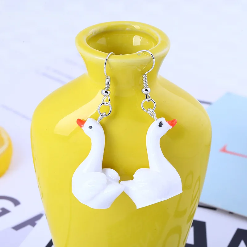 2017 New European Fashion Personality Acrylic Animal White Swan Earrings For Women
2017 New European Fashion Personality Acrylic Animal White Swan Earrings For Women