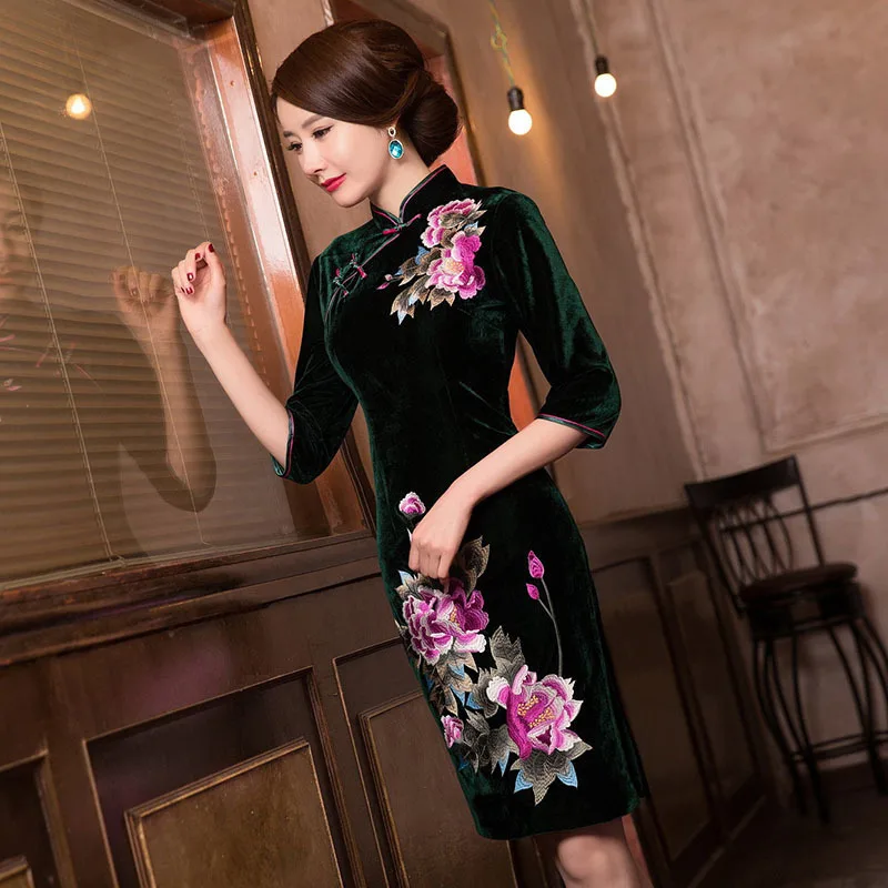 Blue Embroidery Qi Pao Short Sleeve Chinese Traditional Qipao Fashion Ceremony Pleuche Cheongsam Wedding Mom Dress Oriental
Blue Embroidery Qi Pao Short Sleeve Chinese Traditional Qipao Fashion Ceremony Pleuche Cheongsam Wedding Mom Dress Oriental