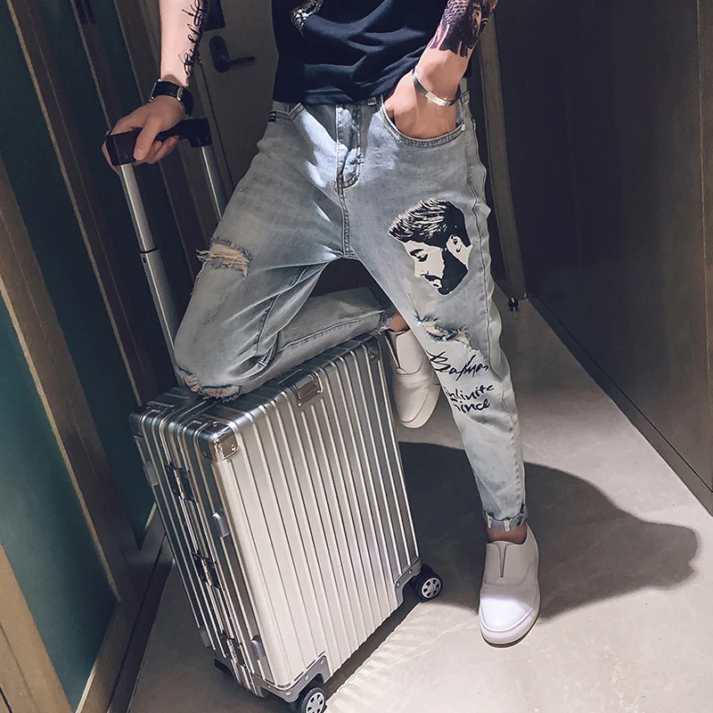 2019 Summer New Original Washed Hole Character Print Men's Slim Nine Points Fashion Korean Casual Jeans 28-34
2019 Summer New Original Washed Hole Character Print Men's Slim Nine Points Fashion Korean Casual Jeans 28-34