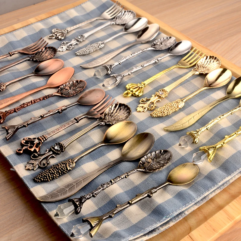 6pcs/set Retro Kitchen Tablware Spoon/Fork Kit Creative Sculpting Handle dinner Scoop Spoon Dessert fork Household
6pcs/set Retro Kitchen Tablware Spoon/Fork Kit Creative Sculpting Handle dinner Scoop Spoon Dessert fork Household