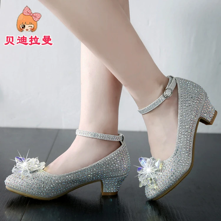 2018 autumn new girls' crystal shoes, Korean models, piano models, silver shoes, children's high heeled princess shoes
2018 autumn new girls' crystal shoes, Korean models, piano models, silver shoes, children's high heeled princess shoes