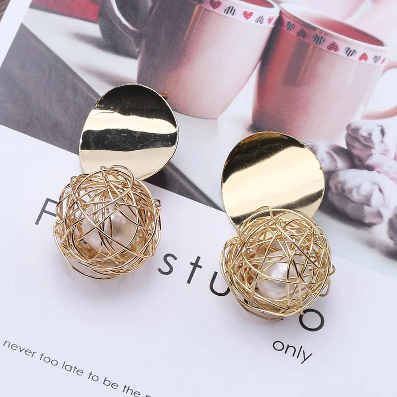 ES827 Retro Simple Geometric Earrings Fashion Creative Design Hollow Gold Wire Woven Ball Pearl Drop Earrings For Women Jewelry
ES827 Retro Simple Geometric Earrings Fashion Creative Design Hollow Gold Wire Woven Ball Pearl Drop Earrings For Women Jewelry