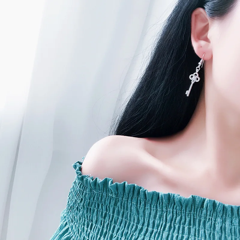 Simple Korean Silver Key Rhinestone Tassel Long Dangle Earrings Big Drop Earrings for Women Jewelry Fashion
Simple Korean Silver Key Rhinestone Tassel Long Dangle Earrings Big Drop Earrings for Women Jewelry Fashion