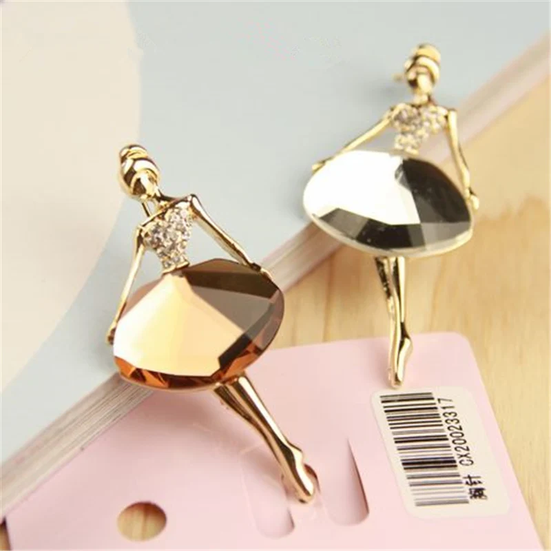 Wholesale Gold Metal Glass Crystal Temperament Ballet Girl Cartoon Hot Fashion Brooch for Women Lady Pins Party Sweater Jewelry
Wholesale Gold Metal Glass Crystal Temperament Ballet Girl Cartoon Hot Fashion Brooch for Women Lady Pins Party Sweater Jewelry