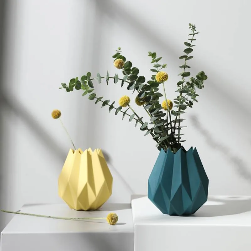 Ceramic Vase Modern Fashion Ceramic Desktop Home Decoration Origami Vase Flower Room Learning Corridor Home Wedding Decoration
Ceramic Vase Modern Fashion Ceramic Desktop Home Decoration Origami Vase Flower Room Learning Corridor Home Wedding Decoration
